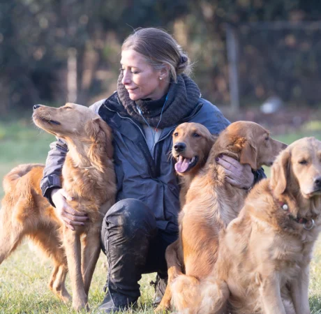 Veronica Reina educatore cinofilo durante un'attività educativa con più cani