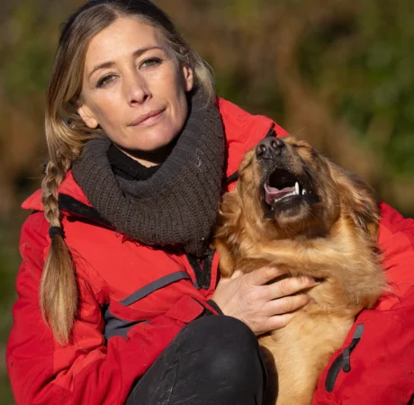Veronica Reina, educatore cinofilo ENCI, con il cane durante un momento di relazione
