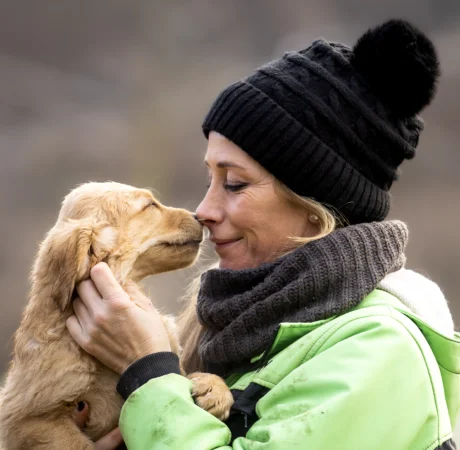Veronica Reina educatore cinofilo mentre interagisce con un cucciolo